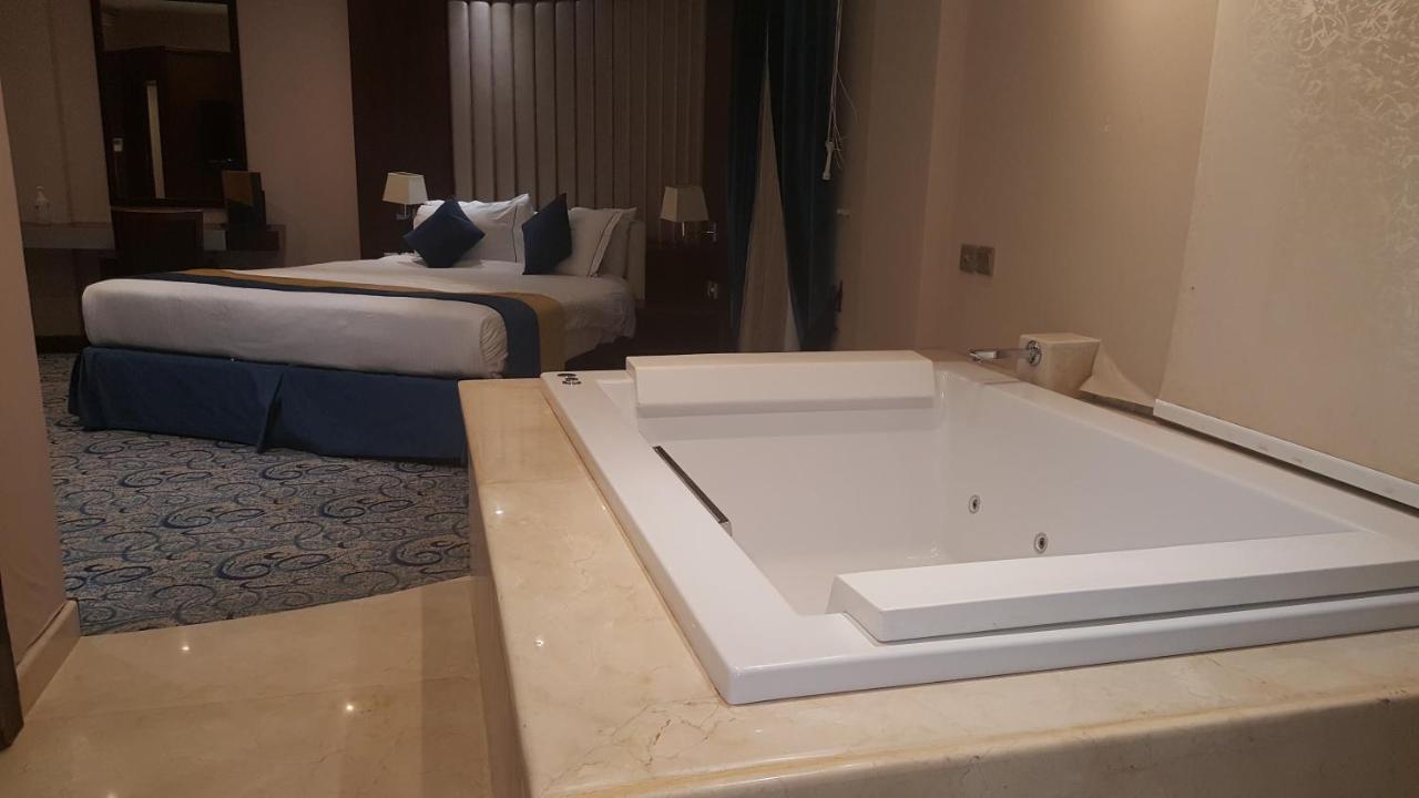 Presidential Suite Jacuzzi