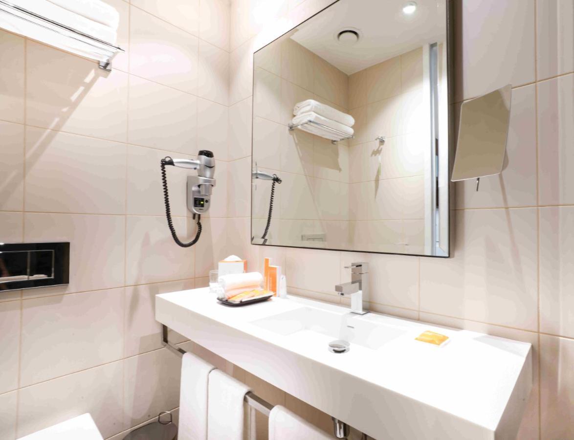 Centro Queen Room