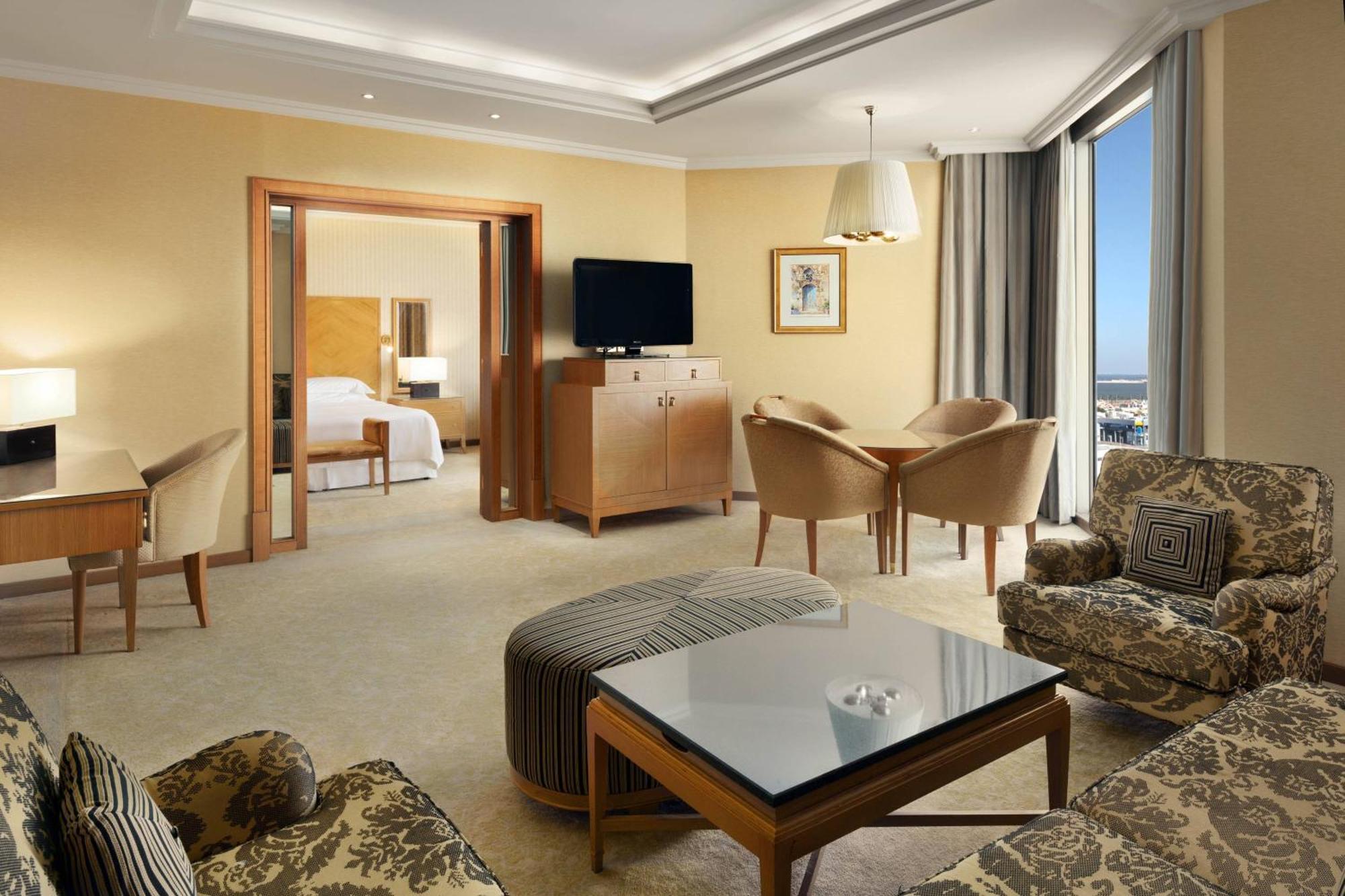 Executive Suite Club lounge access 1 King City view