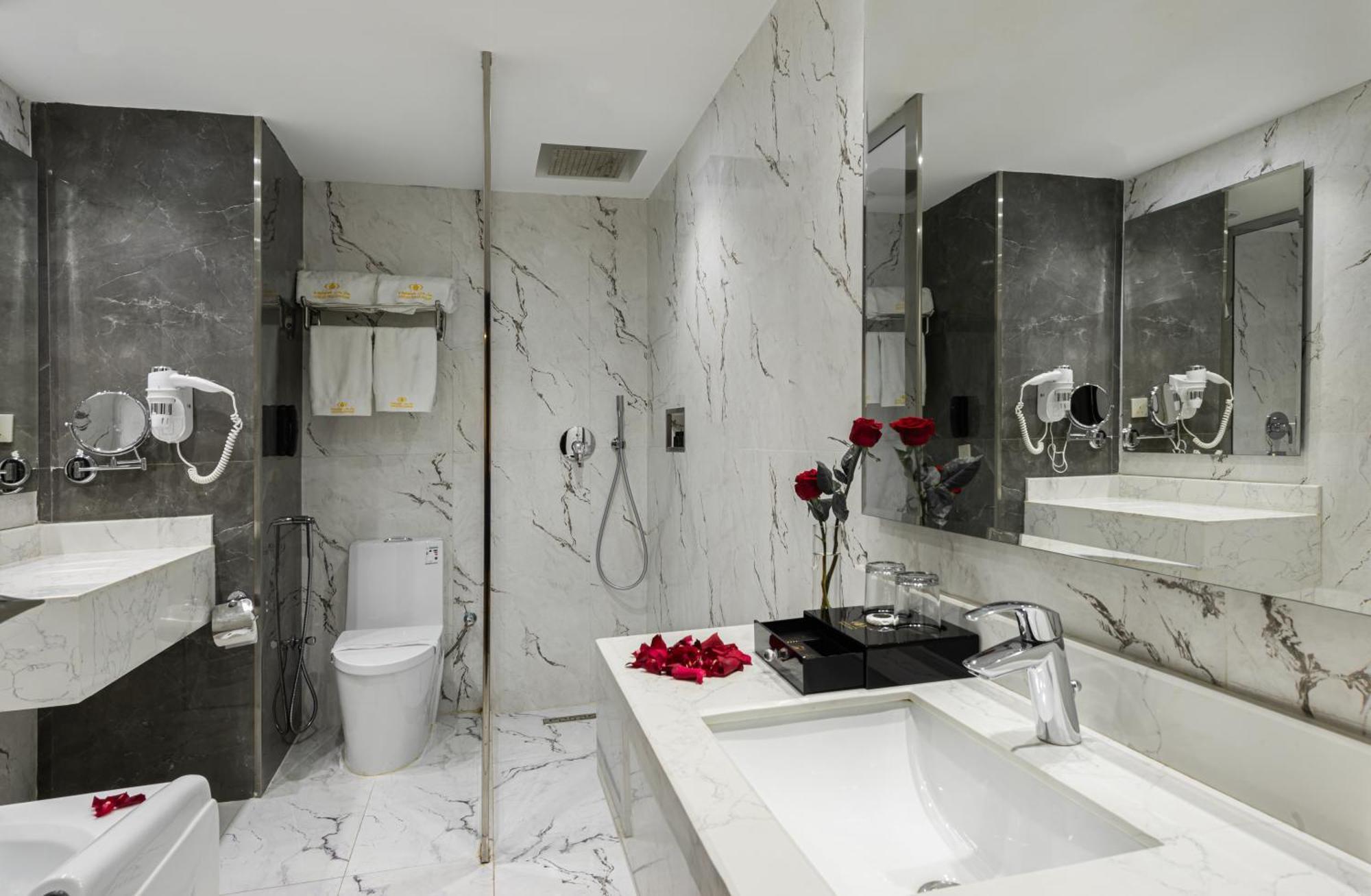Deluxe Suite Spa Bath