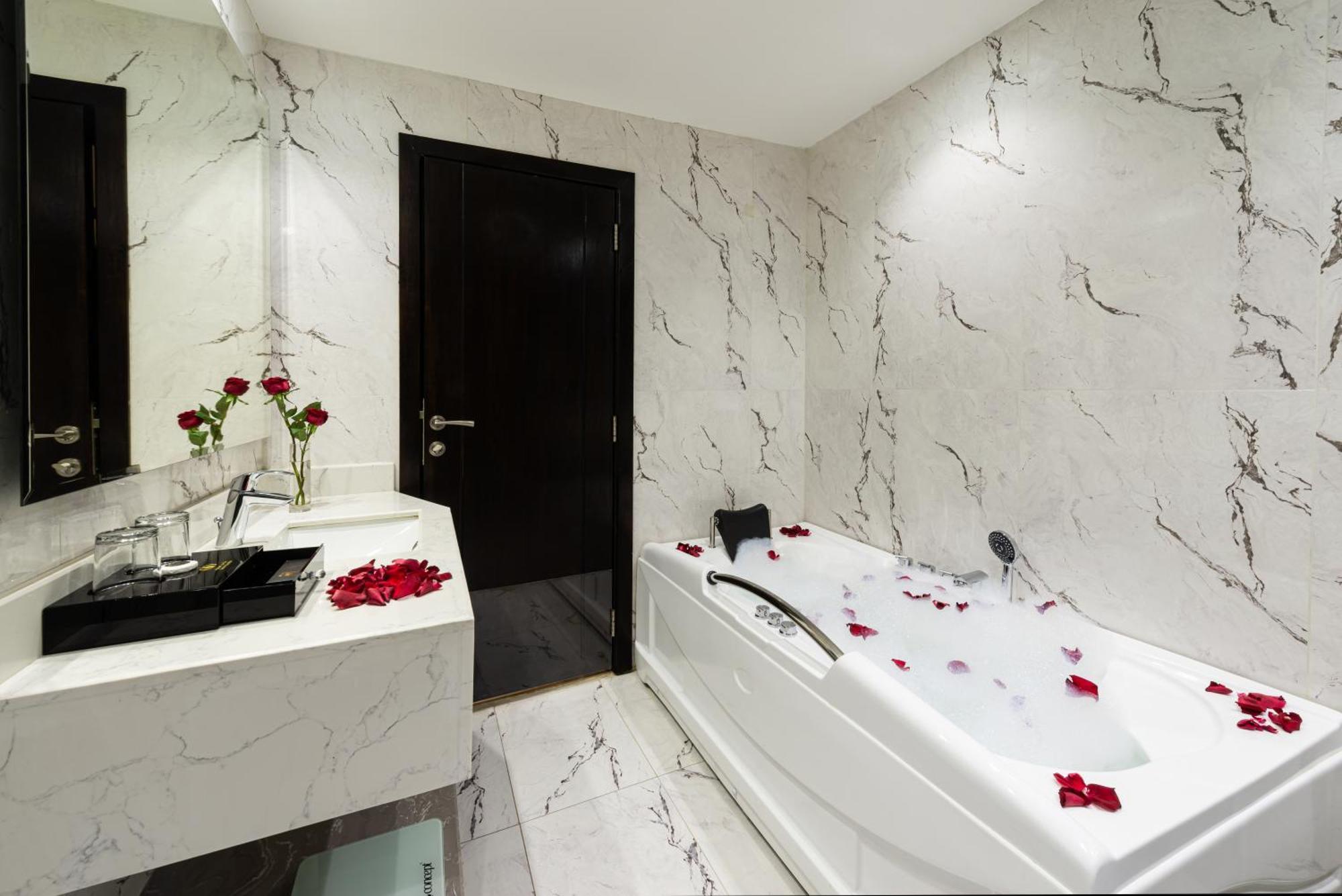 Deluxe Suite Spa Bath