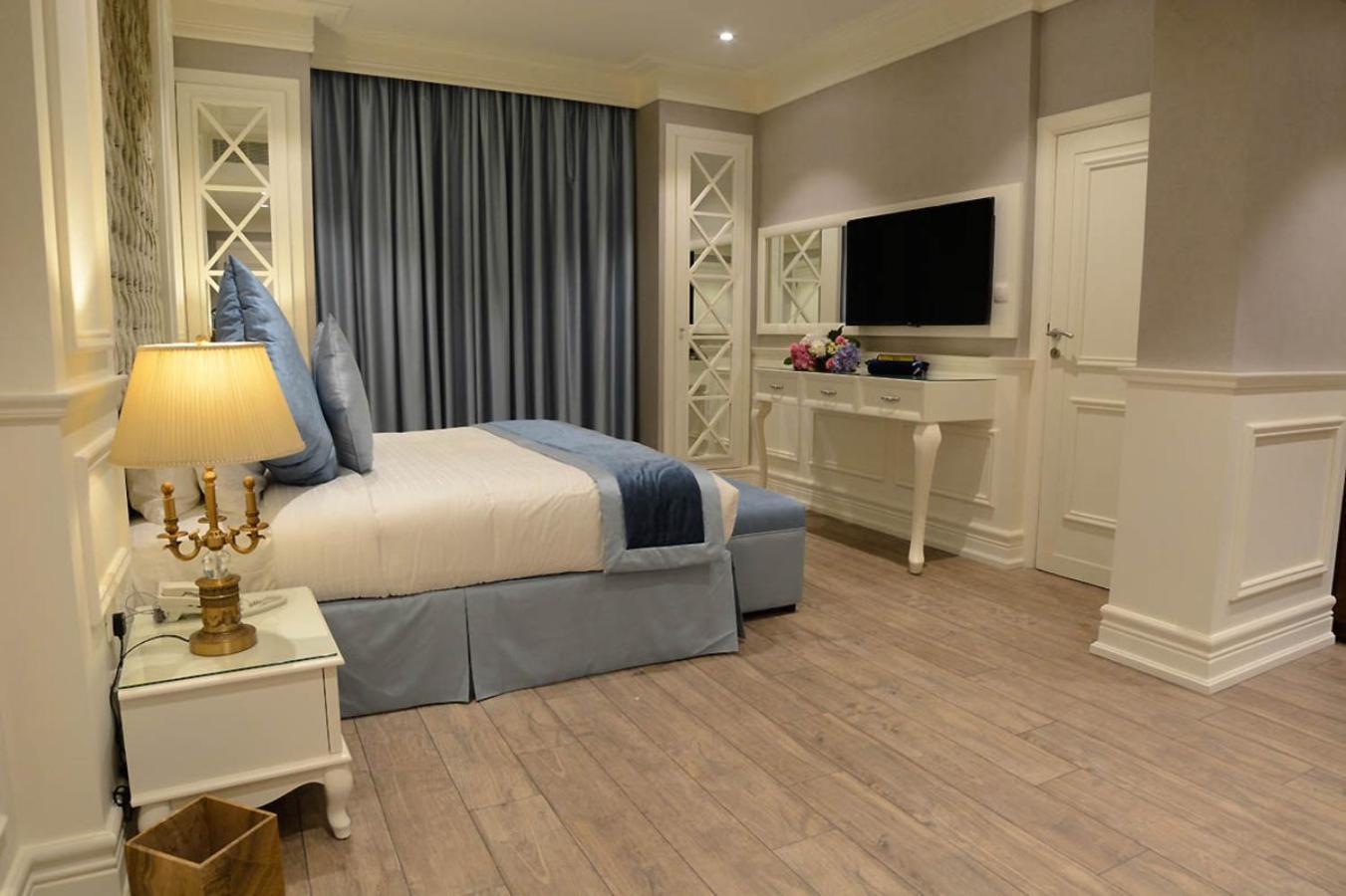 Deluxe Room King Bed