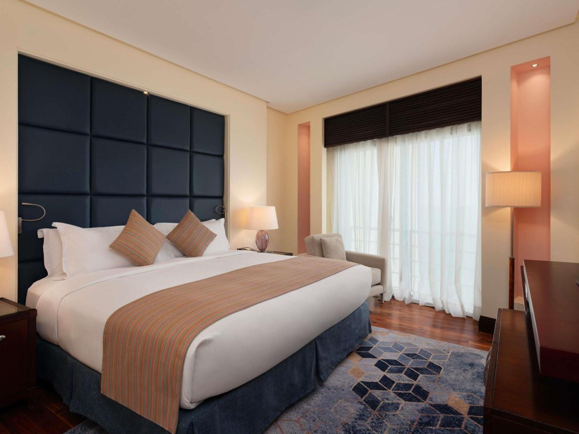 Opera Suite with Sea View - Club Access (4 Adults)