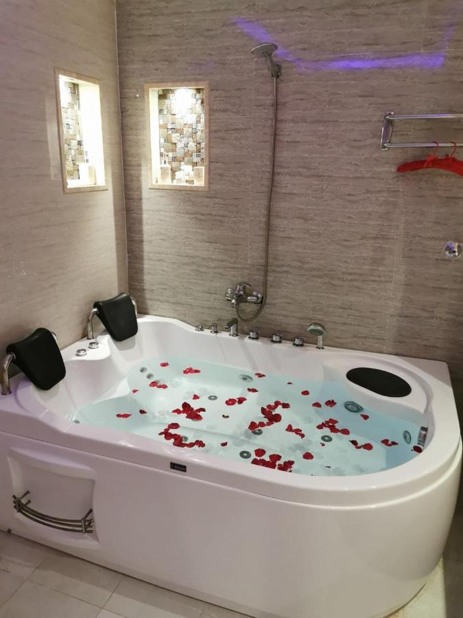 Deluxe Suite Spa Bath