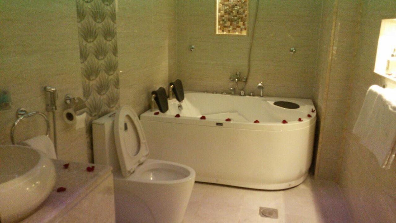 Deluxe Suite Spa Bath