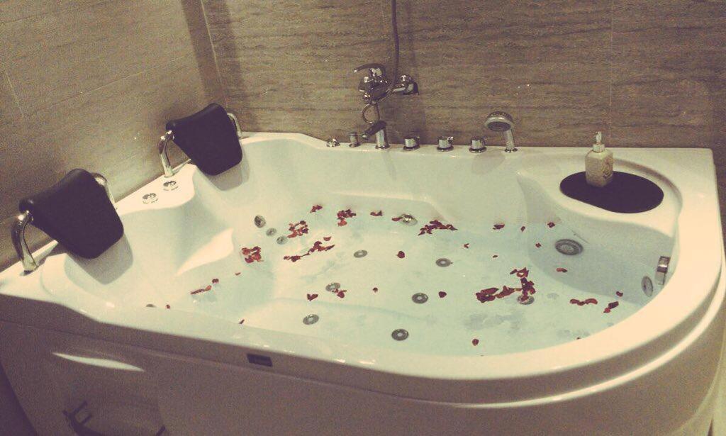 Deluxe Suite Spa Bath